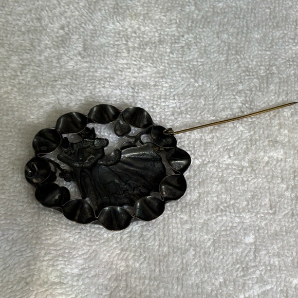 Victorian Couple Brooch - Ribbon Frame Design - Vintage - Picture 4 of 7